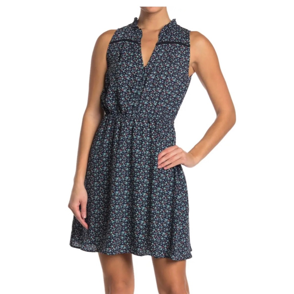Sleeveless V-neck floral dress in Navy Floral Sz L